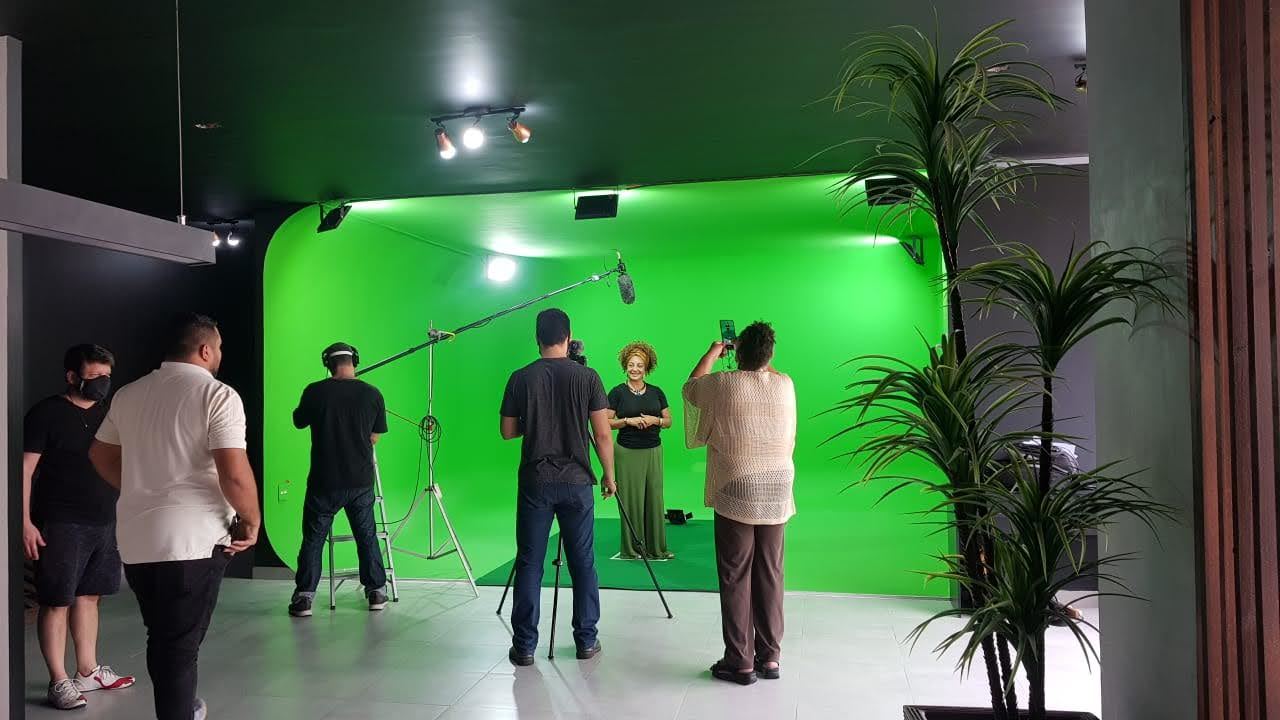 Estúdio próprio de 114 m² · green screen em produção